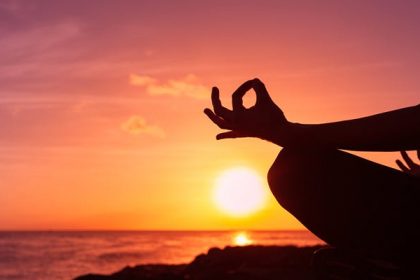 meditation La méditation peut être définie comme un exercice de concentration de l'esprit sur une pensée, une image, un sentiment ou un concept. Dans les méthodes de méditation axées sur la concentration, l'esprit se concentre sur un mot, une prière, une image visuelle, un concept spirituel ou le souffle. Avec la méditation de pleine conscience, il est possible de simplement mettre son esprit en mode