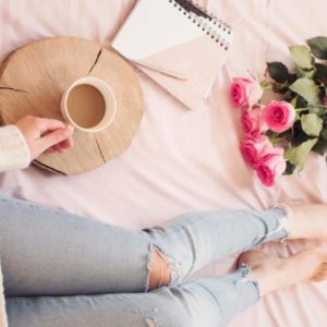 femme allongée avec un café