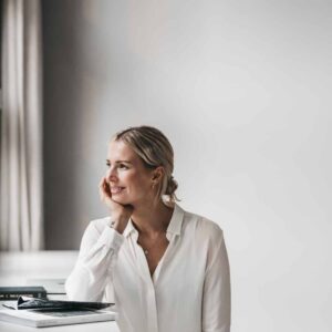 femme blonde souriante