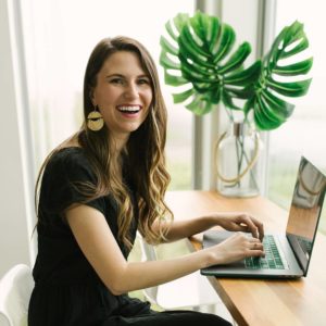 femme souriante sur son ordinateur