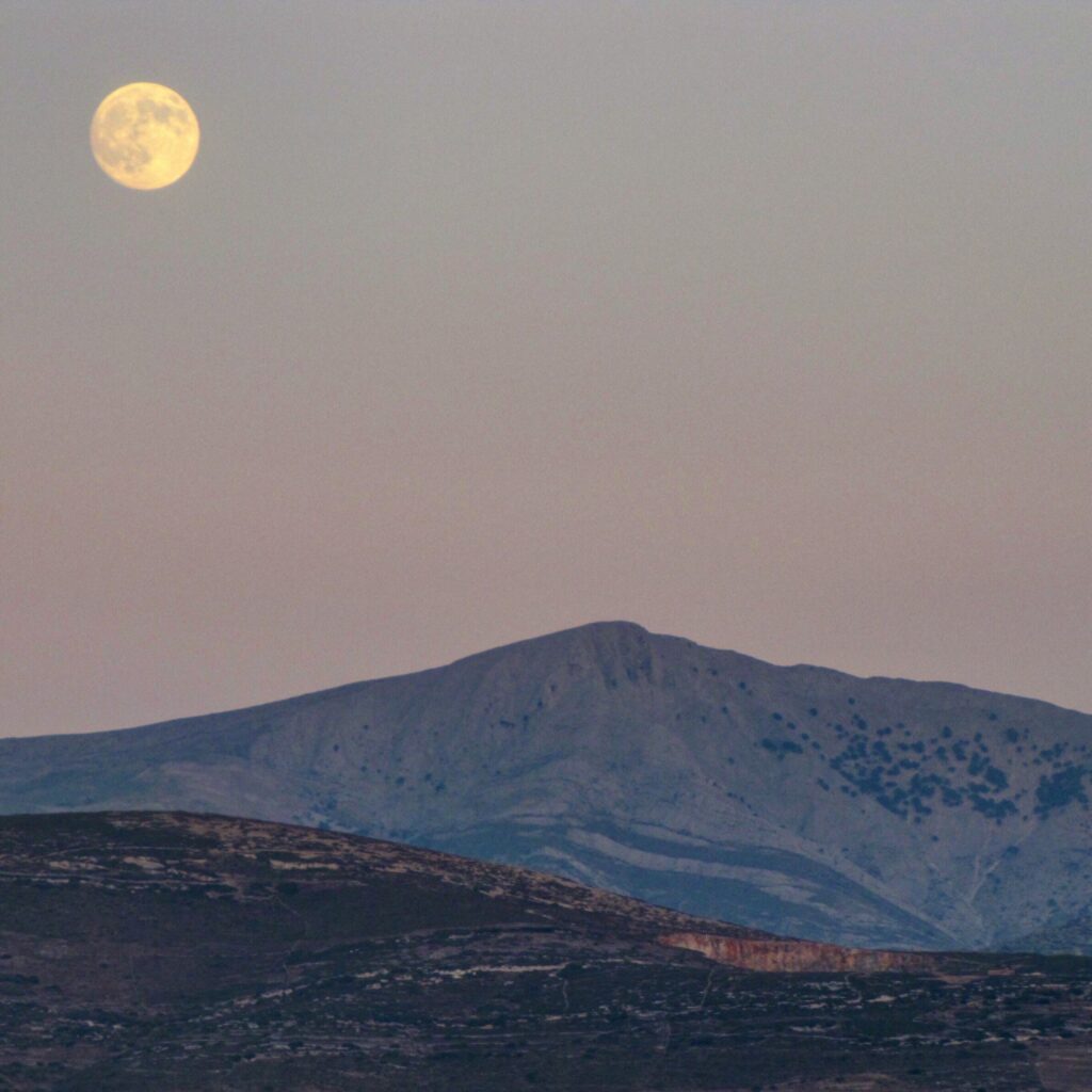 moon rise over the mountains 2023 11 27 05 25 29 utc